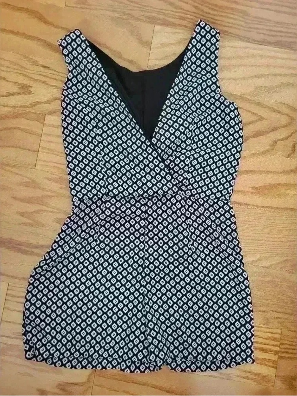 Velvet Torch Black & White Sleeveless V-Neck Patterned Camisole